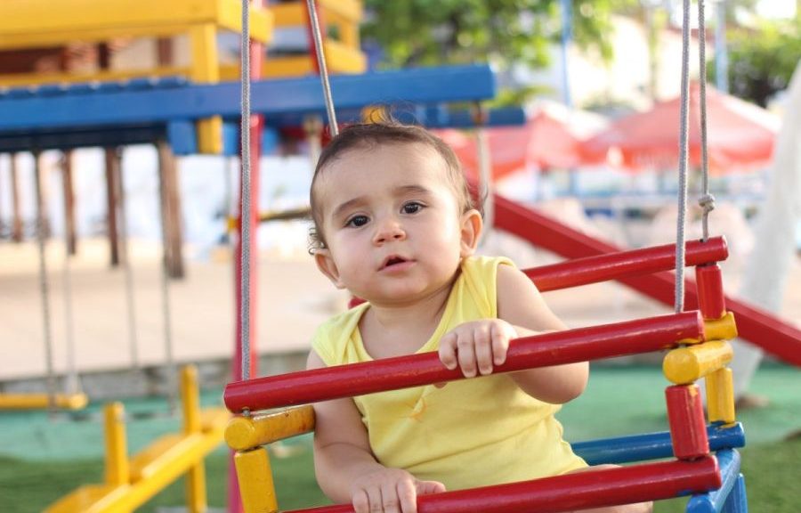 Un bébé dans un parc d'attraction