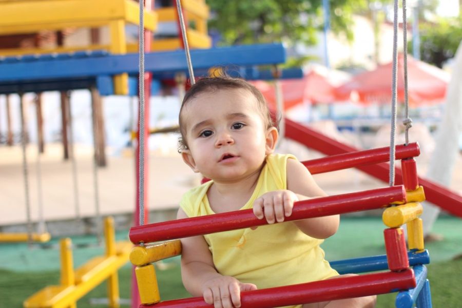 Un bébé dans un parc d'attraction
